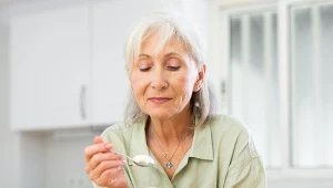 Seniorzy powinni to jeść na śniadanie w upały. Zdrowe i dobrze nawadnia
