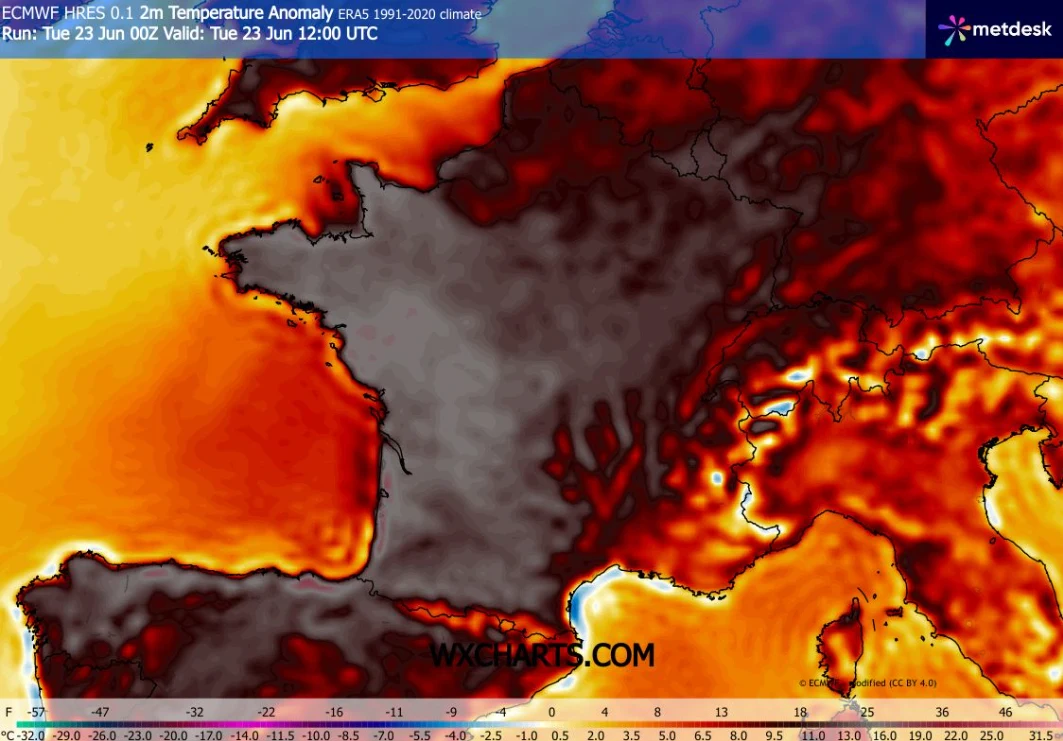 Upał we Francji nie odpuszcza. Miniona noc była najgorętsza w historii kraju Widoczne anomalie temperatury dla Francji oraz krajów ościennych, prezentowane w formie kolorowej mapy z dużymi obszarami ciemnych i czerwonych odcieni, wskazujących znacznie wyższe niż przeciętne wartości temperatur w Europie Zachodniej i Południowej.