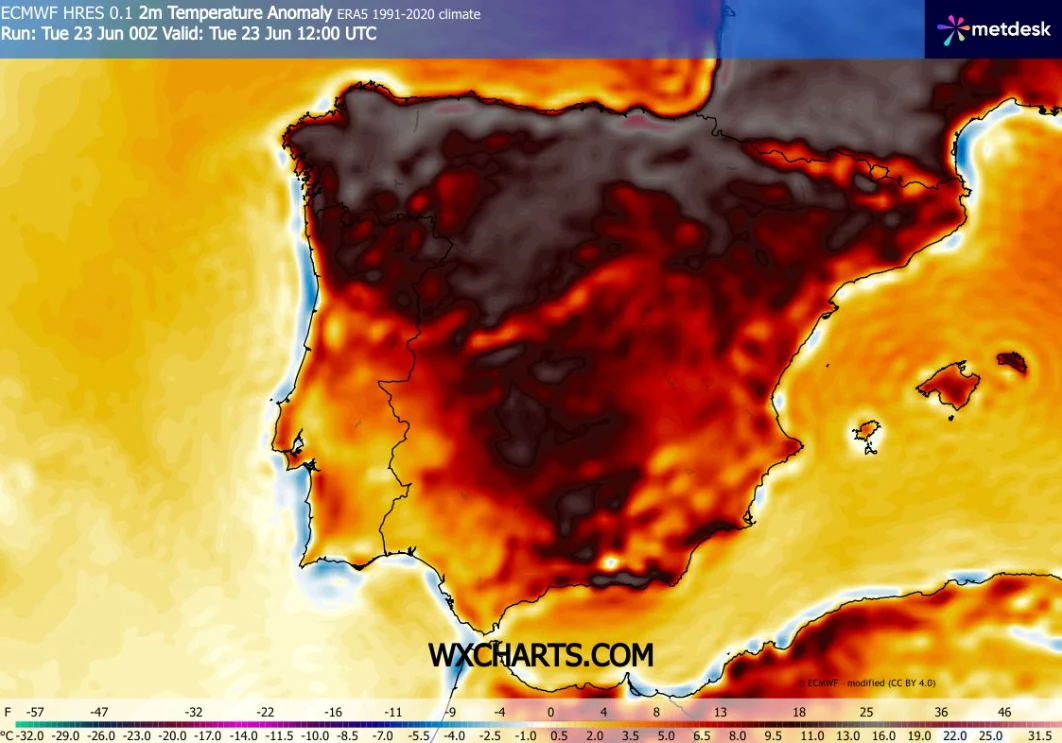 Mapa anomalii temperatury prezentuje Półwysep Iberyjski w intensywnych odcieniach czerwieni i czerni, wskazujących znacznie podwyższone wartości temperatury względem normy, szczególnie w północnej i centralnej części Hiszpanii oraz Portugalii.