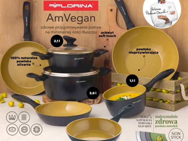Garnki i patelnie Florina AmVegan od 39 zł w Netto Zestaw garnków i patelni z powłoką nieprzywierającą, w odcieniach żółtego i czarnego, z oznaczonymi pojemnościami i naturalną powłoką olivarte na tle drewnianej skrzynki oraz oliwek.