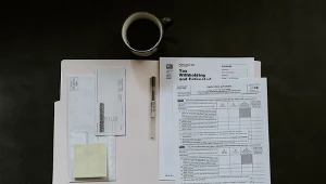 KSeF wprowadza ustandaryzowany, elektroniczny obieg dokumentów, który obejmuje już praktycznie wszystkich przedsiębiorców zobowiązanych do wystawiania faktur