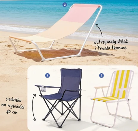 Trzy różne krzesła plażowe: rozkładane leżakowe z jasną tkaniną ustawione na piasku przy plaży oraz dwa krzesła turystyczne – jedno granatowe z uchwytem na kubek i drugie z żółto-białymi pasami, oba na białym tle.