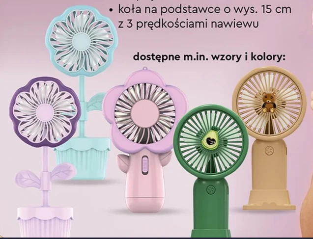 Kolorowe wentylatory w kształcie kwiatów, każdy w innej barwie i wzorze, ustawione w rzędzie na jasnofioletowym tle, z widocznymi stylizowanymi łodygami lub podstawkami.