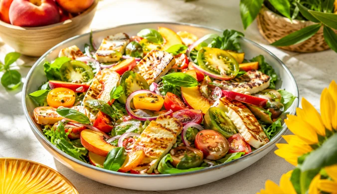 Sałatka jak chłodna bryza w upalny dzień. Wystarczą nektarynki, pomidorki i grillowane halloumi
