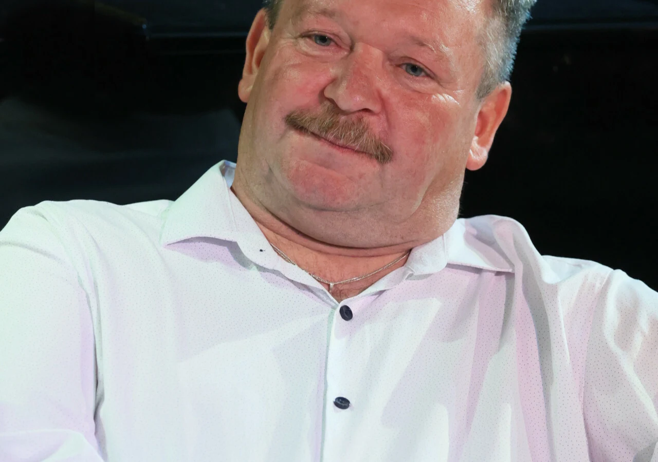 Wiesław Nowobilski Wiesław Nowobilski, gwiazda programu "Nasz Nowy Dom", w białej koszuli, portretowe zdjęcie.