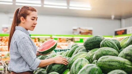 Jak wybrać dobrego arbuza na zakupach? Warto zwrócić uwagę na kilka aspektów