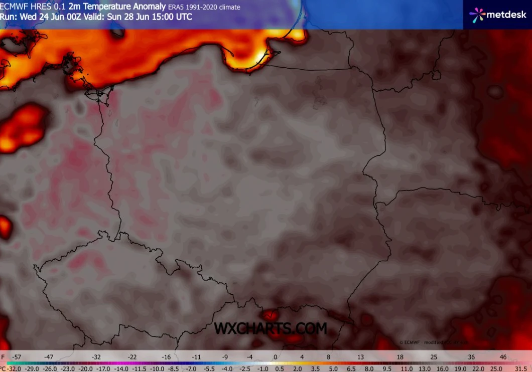 Mapa Polski z nałożonym gradientem kolorów ilustrującym anomalię temperatury powietrza względem średniej z lat 1995-2020, gdzie najintensywniejsze czerwienie i pomarańcze występują na północnych oraz południowych obrzeżach kraju, natomiast centralne re...