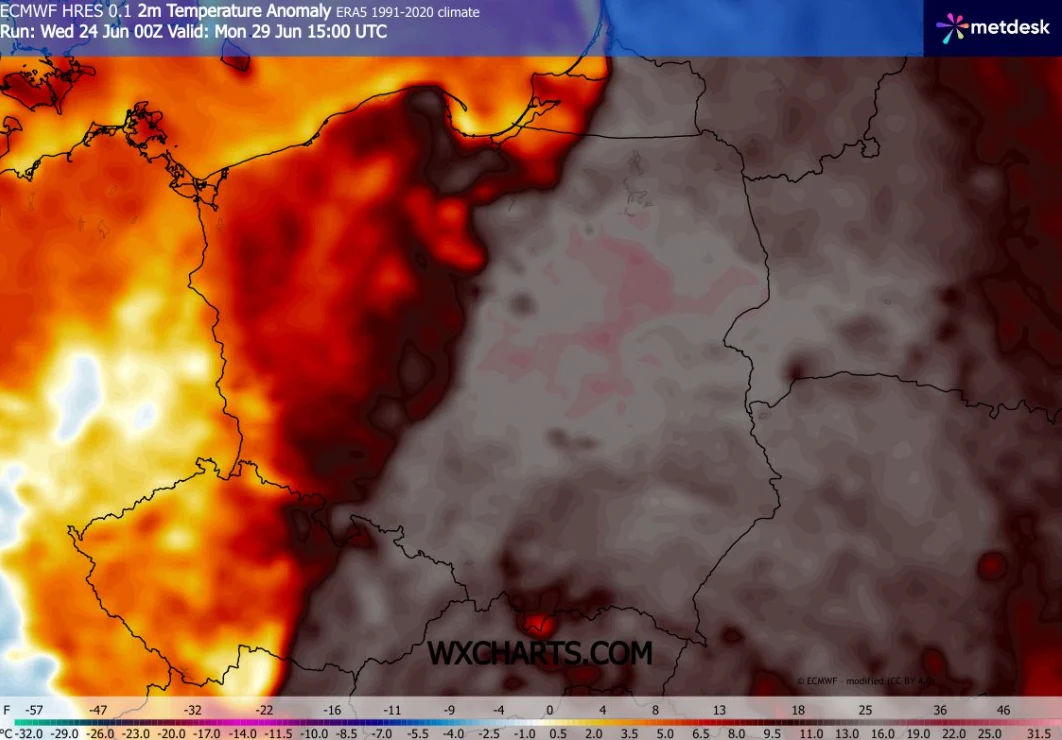 Mapa anomalii temperatury ukazująca znacznie podwyższone wartości w zachodniej Polsce oraz Niemczech, z intensywnymi odcieniami czerwieni i pomarańczu świadczącymi o silnej fali upałów w tym rejonie, podczas gdy środkowa i wschodnia Polska pozostaje w ...