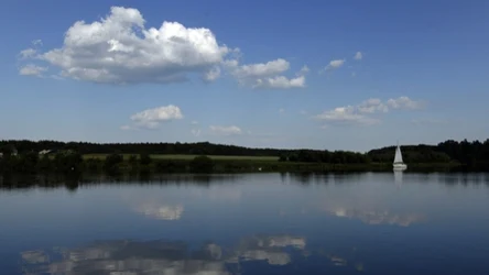 Nad Bałtykiem tłum, a tam spokój i cisza. Urokliwe jezioro z mnóstwem atrakcji