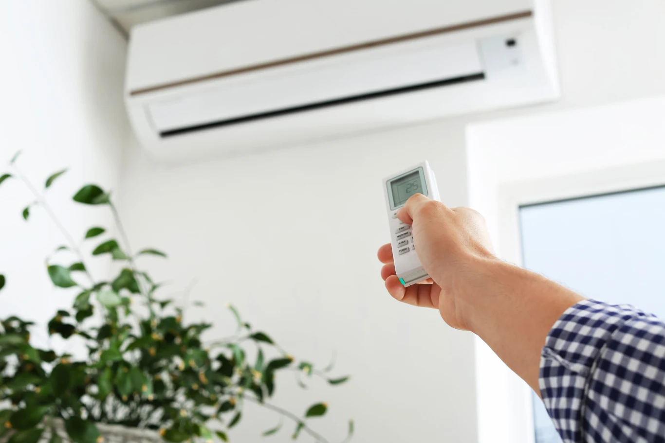 Klimatyzatory biją rekordy popularności w Europie. Wszystko przez falę upałów Klimatyzatory w sklepie na tle wzrostu sprzedaży podczas fali upałów w Europie.