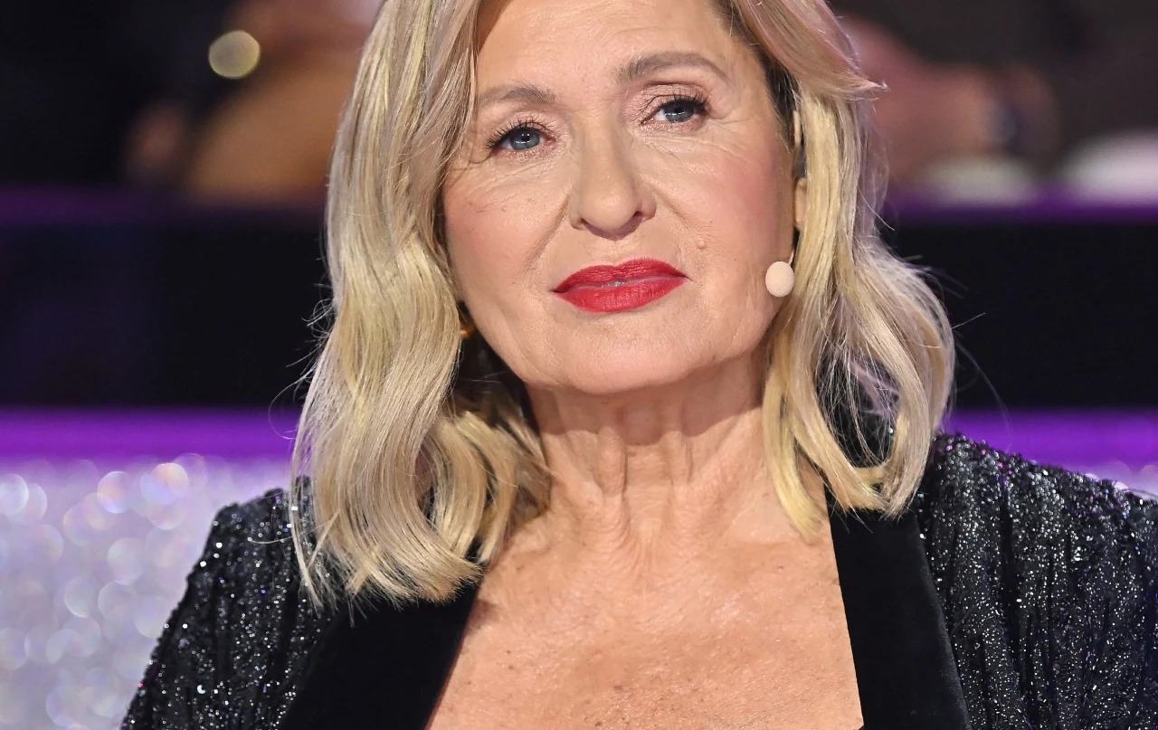 Ewa Kasprzyk odchodzi z "Tańca Z Gwiazdami" Ewa Kasprzyk w czarnej, błyszczącej marynarce z mikrofonem w dłoni, w studiu telewizyjnym „Tańca z Gwiazdami”.
