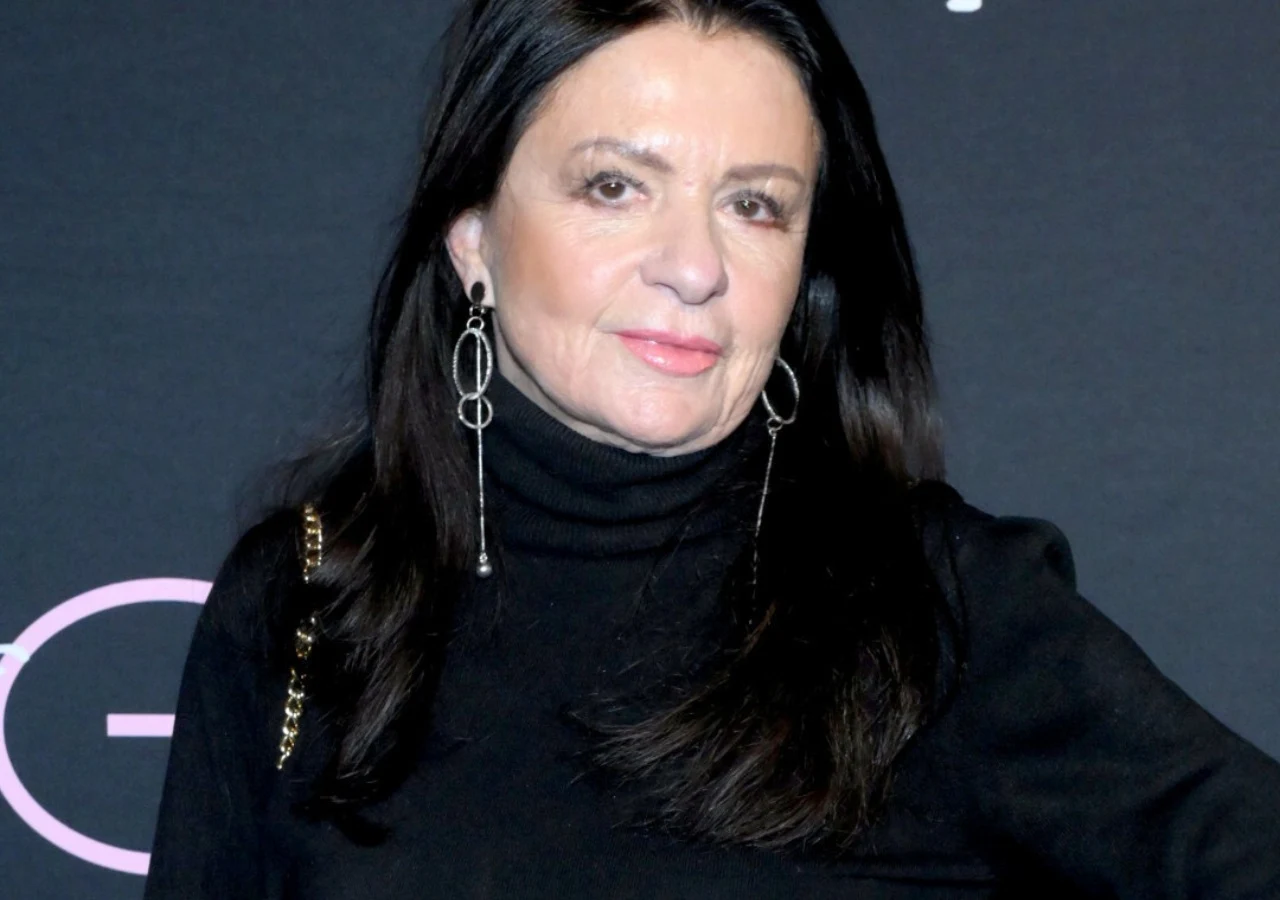 Zofia Czernicka Zofia Czernicka, wieloletnia dziennikarka Telewizji Polskiej, ubrana w czarny golf na ciemnym tle.