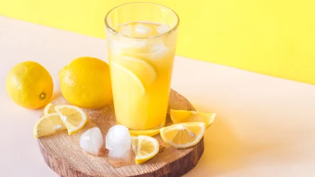 Domowa lemoniada zapewni naturalne orzeźwienie w upalne dni. Warto dodać do niej liście rośliny nazywanej bylica boże drzewko.