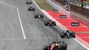 Lewis Hamilton w barwach Ferrari przewodzący stawce podczas wyścigu F1 w sezonie 2026