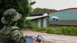 Żołnierz steruje wyprodukowanym na Tajwanie taktycznym dronem obserwacyjnym. (zdj. ilustracyjne)