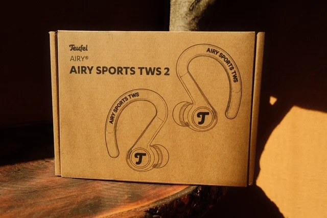 Kartonowe opakowanie słuchawek bezprzewodowych Teufel Airy Sports TWS 2 z graficznym przedstawieniem produktu na froncie.