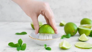 Rozświetlająca maseczka z limonki. Nałóż na twarz i pozbądź się zaskórników