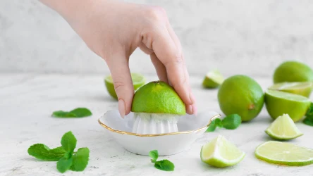 Domowa, rozświetlająca maseczka do twarzy z limonki fantastycznie orzeźwi i nawilży skórę. Warto ją stosować zwłaszcza latem.