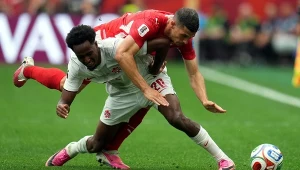 Remo Freuler (w czerwonym stroju) kontra Ali Ahmed. Tak jak na obrazku - po 90 minutach górą byli Szwajcarzy