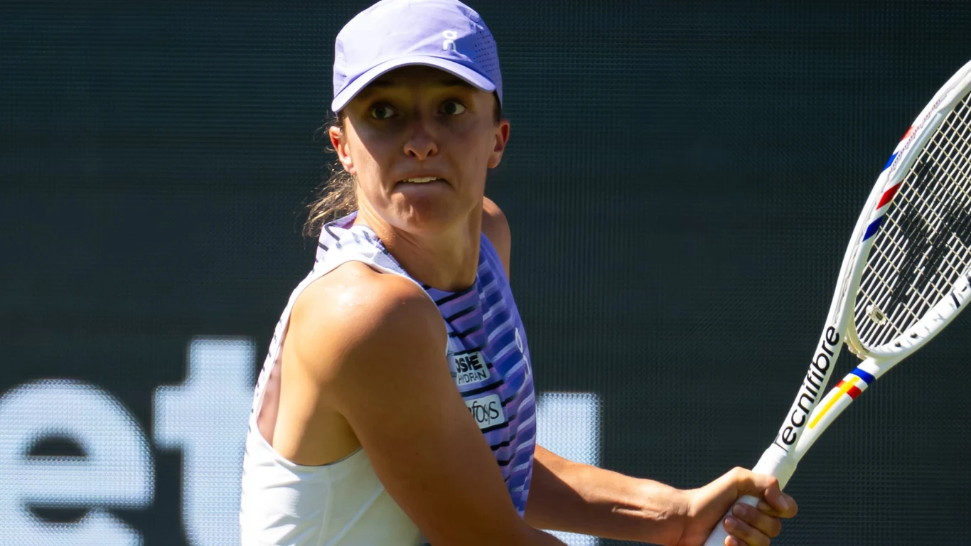 Iga Świątek w trakcie meczu z Emmą Navarro w turnieju WTA Bad Homburg Iga Świątek w trakcie meczu z Emmą Navarro w turnieju WTA Bad Homburg