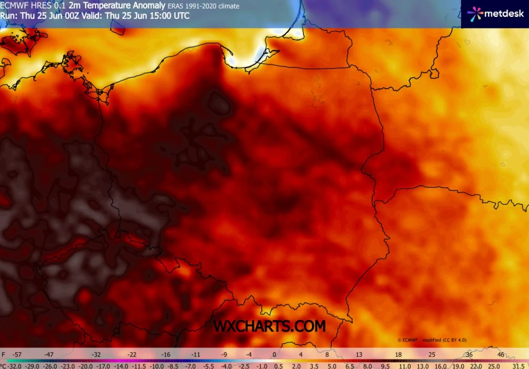 Mapa przedstawiająca anomalię temperatury nad Polską i okolicznymi krajami, z wyraźnie zaznaczonymi obszarami o podwyższonej temperaturze, szczególnie w centralnej i południowej części kraju, gdzie dominuje intensywnie czerwona barwa.
