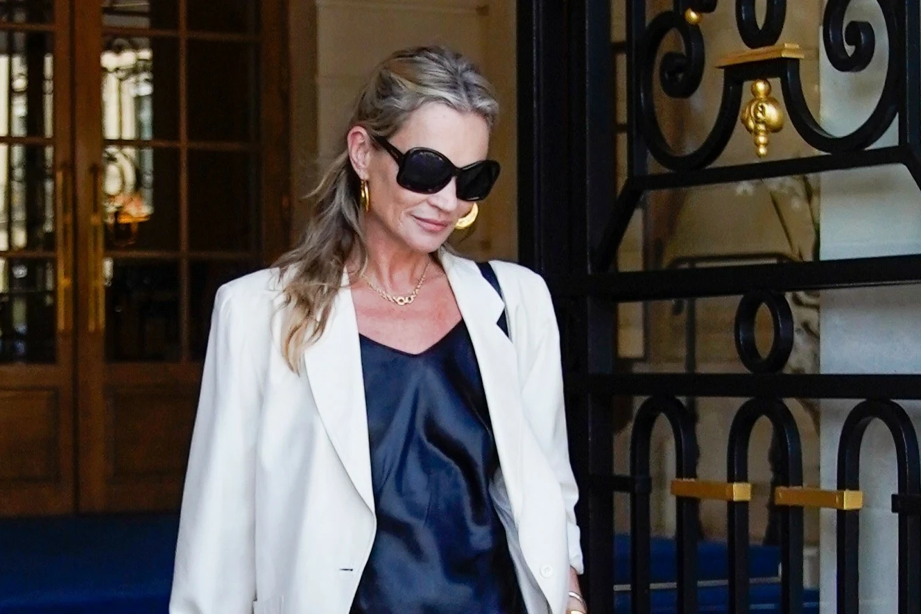 Kate Moss przyciągnęła spojrzenia na paryskiej ulicy Najdziwniejsza i najbardziej pożądana Birkin lata? Kate Moss właśnie ją pokazała