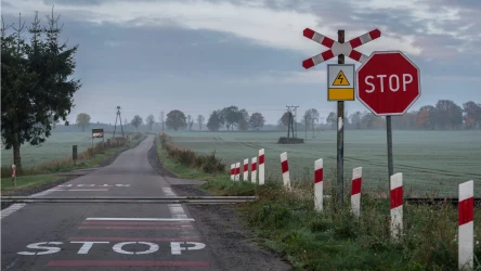 Powolne toczenie się nie zastępuje całkowitego zatrzymania pojazdu.