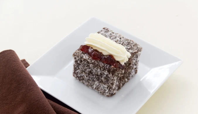 Lamington - australijski deser z kokosem i czekoladą