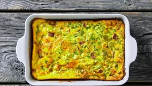 Frittata z cukinią i dodatkami to lekki obiad lub kolacja idealne latem.