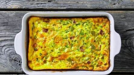Frittata z cukinią i dodatkami to lekki obiad lub kolacja idealne latem.