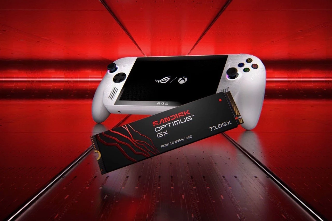Konsola przenośna ROG Ally z wyświetlaczem oraz kontrolerami i wyeksponowany szybki dysk SSD SanDisk Optimus GX PCIe 4.0 o pojemności 7.68 TB, oba elementy na futurystycznym, czerwonym tle.