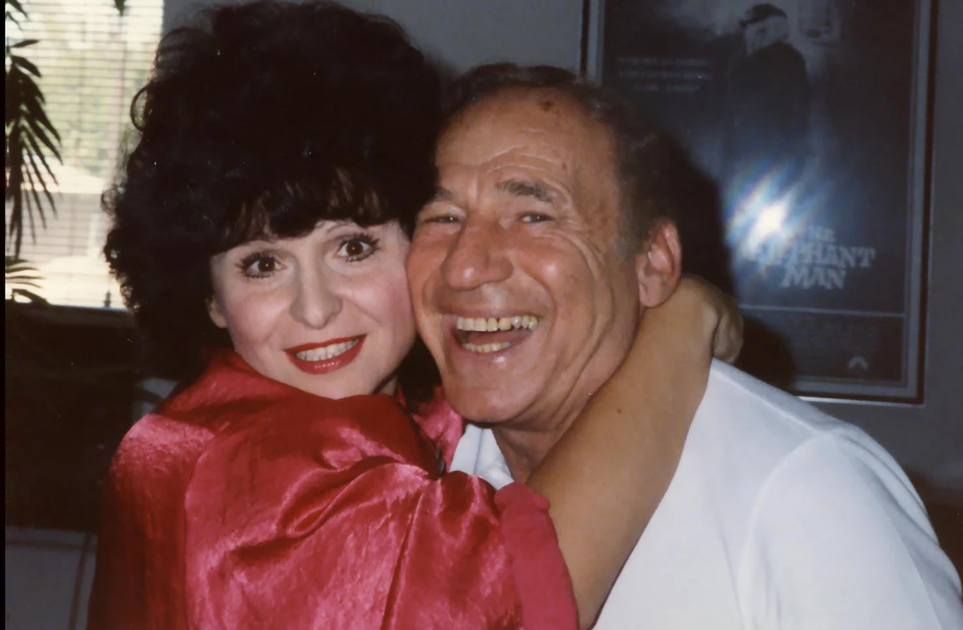 Yola Czaderska-Hayek i Mel Brooks / fot. archiwum autorki Kobieta w różowej bluzce przytula i uśmiecha się do mężczyzny w białej koszulce, oboje wyglądają na szczęśliwych.