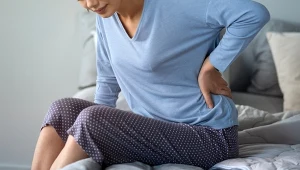 Jeśli dokuczają ci bóle w dolnej części pleców lub biodrach, wypróbuj proste ćwiczenia, które wykonasz we własnym łóżku