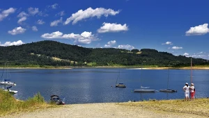 Ogromne jezioro z plażą blisko Krakowa. Tu schłodzisz się w upalny weekend 