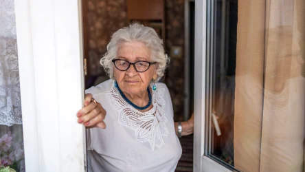 Seniorzy w czasie największych upałów powinni unikać wychodzenia na zewnątrz i dbać o odpowiednie nawodnienie organizmu
