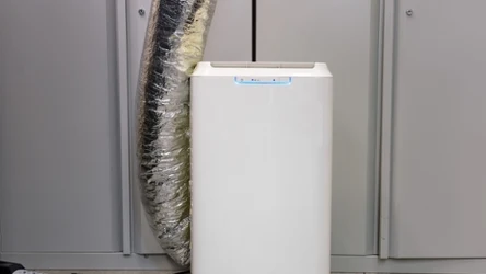 Klimatyzator przenośny z rurą za okno to mobilne urządzenie chłodnicze, które obniża temperaturę powietrza w jednym pomieszczeniu.