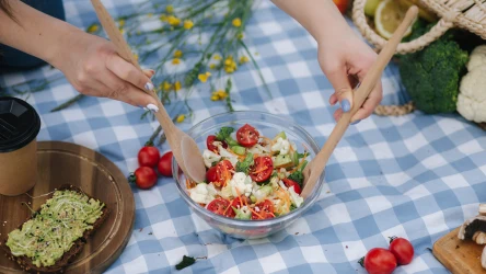 Czego nie jeść podczas upałów, a po co sięgać zwłaszcza latem? Oto idealne menu na upały.