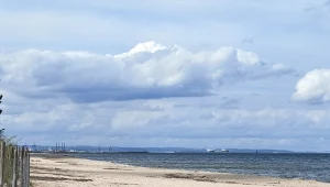Ta plaża zachwyca spokojem. Leży zaledwie kilkanaście kilometrów od centrum Gdańska. 