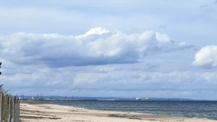 Ta plaża zachwyca spokojem. Leży zaledwie kilkanaście kilometrów od centrum Gdańska. 