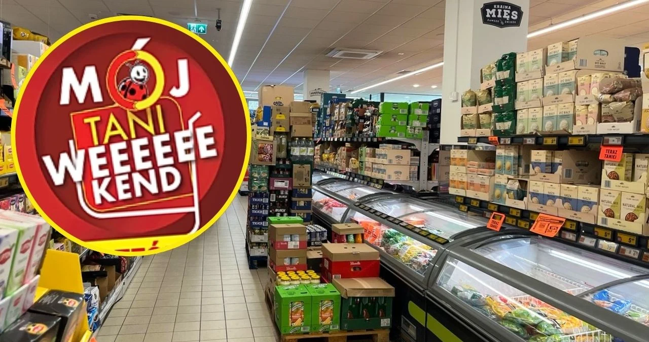 Biedronka ruszyła z weekendowymi promocjami. Masło 1+1 gratis i lody za złotówkę Wnętrze sklepu Biedronka z alejkami spożywczymi, lodówkami i reklamą promocji „Mój Tani Weeeekend”.