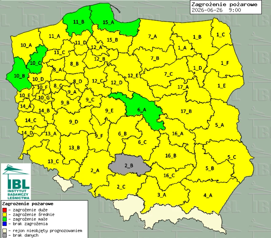 Mapa przedstawia stopień zagrożenia pożarowego lasów w Polsce według województw na dzień 26 czerwca 2026 roku, gdzie dominuje zagrożenie małe (kolor żółty), lokalnie pojawia się zagrożenie średnie (zielony), a brak danych oznaczono kolorem szarym na te...