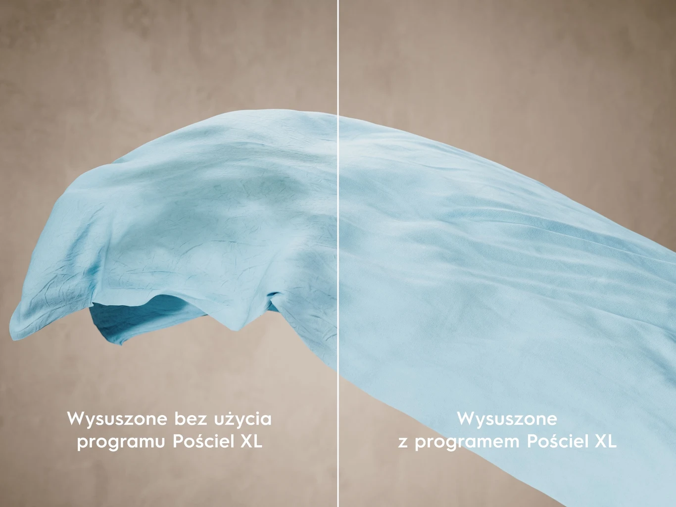 Porównanie dwóch fragmentów niebieskiej tkaniny: po lewej widoczne większe zagniecenia i nierówności, po prawej powierzchnia znacznie gładsza i bardziej rozprostowana; podpisy wskazują różnicę między efektem suszenia bez programu Pościel XL i z użyciem...