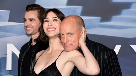 Dave Franco, Lizzy Caplan i Woody Harrelson