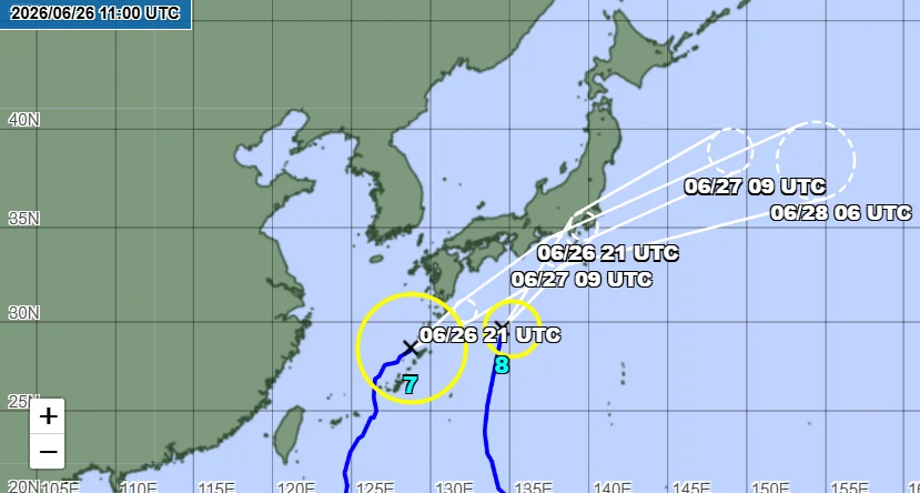 Wizualizacja trasy tajfunów numer siedem i osiem, zmierzających ku Japonii, opublikowana przez Japońską Agencję Meteorologiczną Mapa prognozy trasy tajfunu nad zachodnią częścią Oceanu Spokojnego w kierunku Japonii, z zaznaczonymi przewidywanymi pozycjami układu cyklonowego na określone daty i godziny oraz kolorowymi liniami ilustrującymi możliwe kierunki przemieszczania się ta...