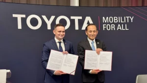 Michał Jaros - Sekretarz stanu i Wiceminister Rozwoju i Technologii i Shinichi Yasui - Wiceprezes Toyota Motor Europe podpisali umowę o wsparciu inwestycji w Digital Hub Toyoty