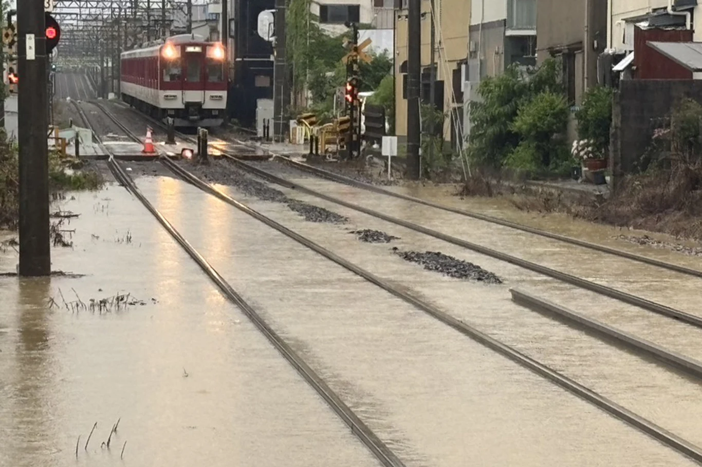 Podtopienia w mieście Ikoma w prefekturze Nara. Do Japonii zbliżają się jednocześnie dwa silne tajfuny Podtopienia w mieście Ikoma w japońskiej prefekturze Nara. To skutek ulew przyniesionych przez dwa tajfuny