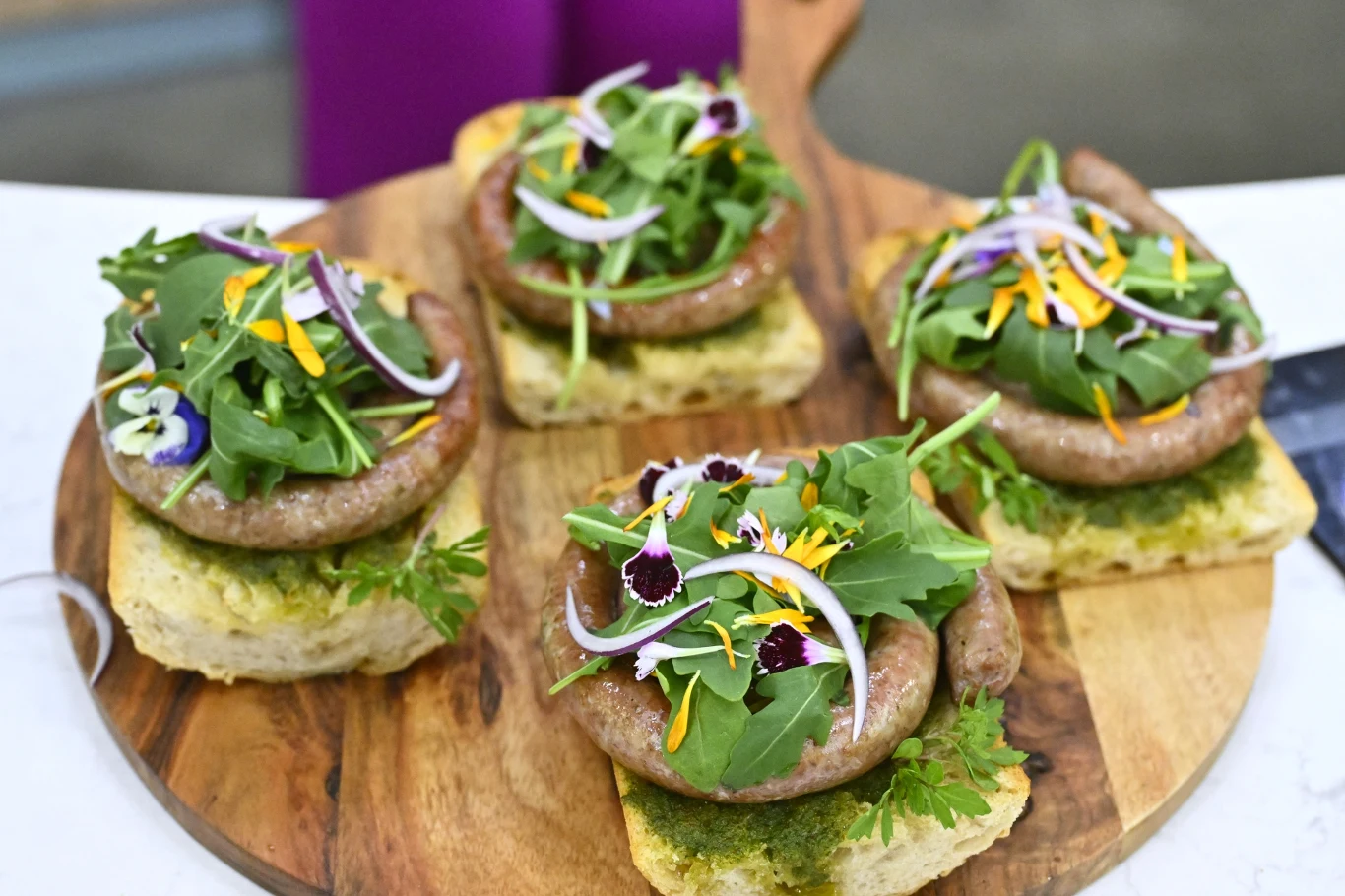 Chrupiąca kanapka z kiełbaską chipolata i sosem chimichurri