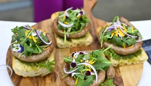 Chrupiąca kanapka z kiełbaską chipolata i sosem chimichurri