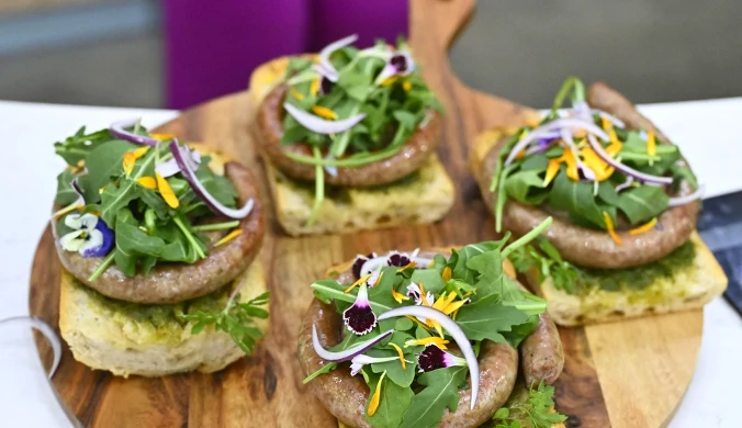 Chrupiąca kanapka z kiełbaską chipolata i sosem chimichurri