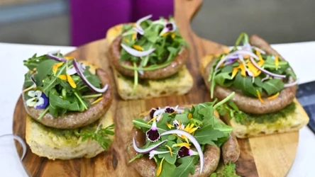 Chrupiąca kanapka z kiełbaską chipolata i sosem chimichurri